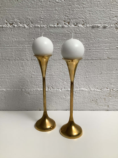 Messinkinen kynttilänjalkapari