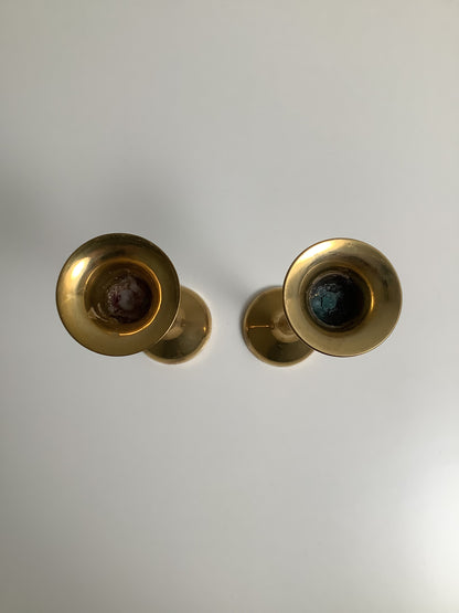 Messinkinen kynttilänjalkapari