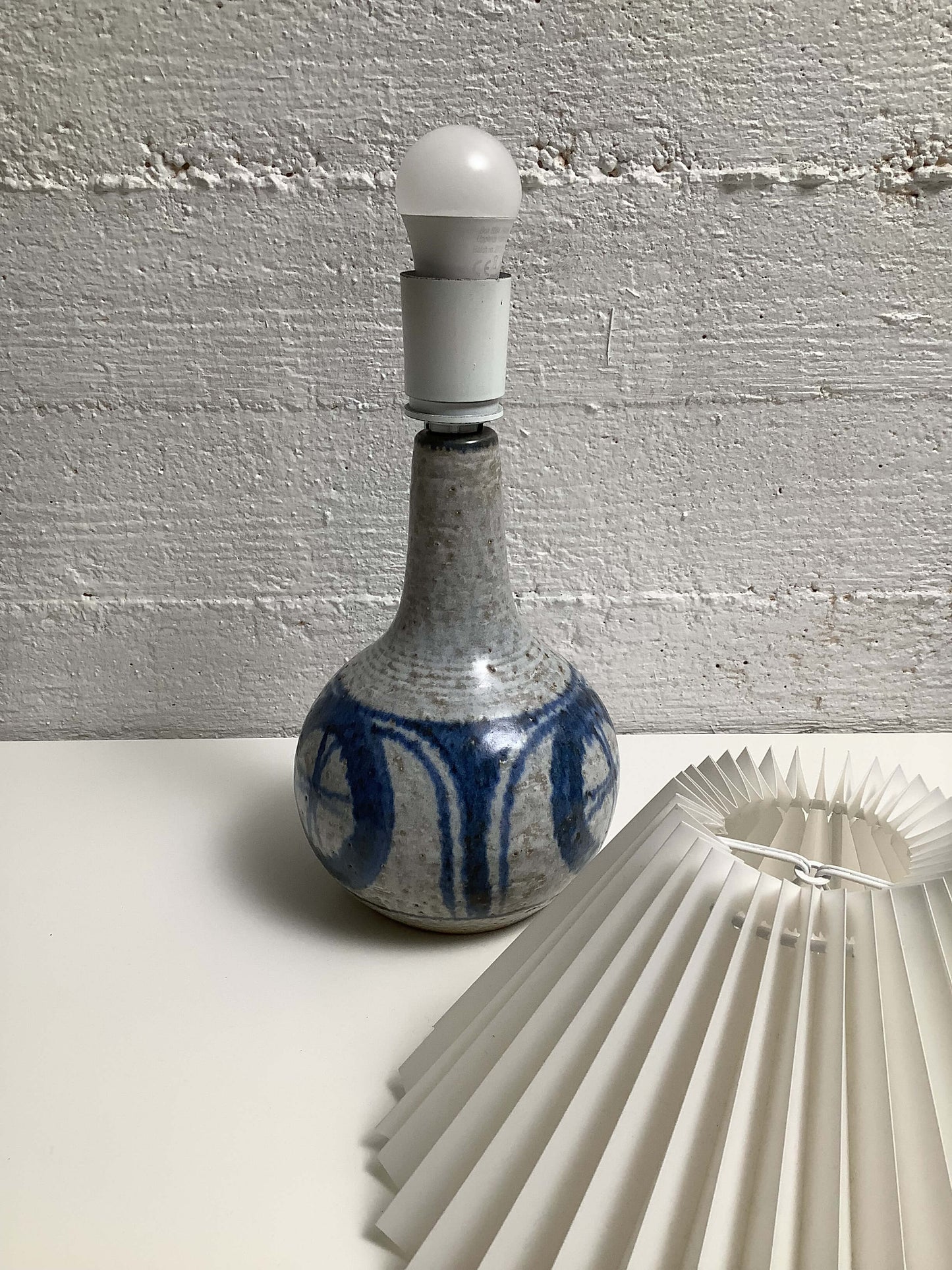 Keraaminen pöytävalaisin