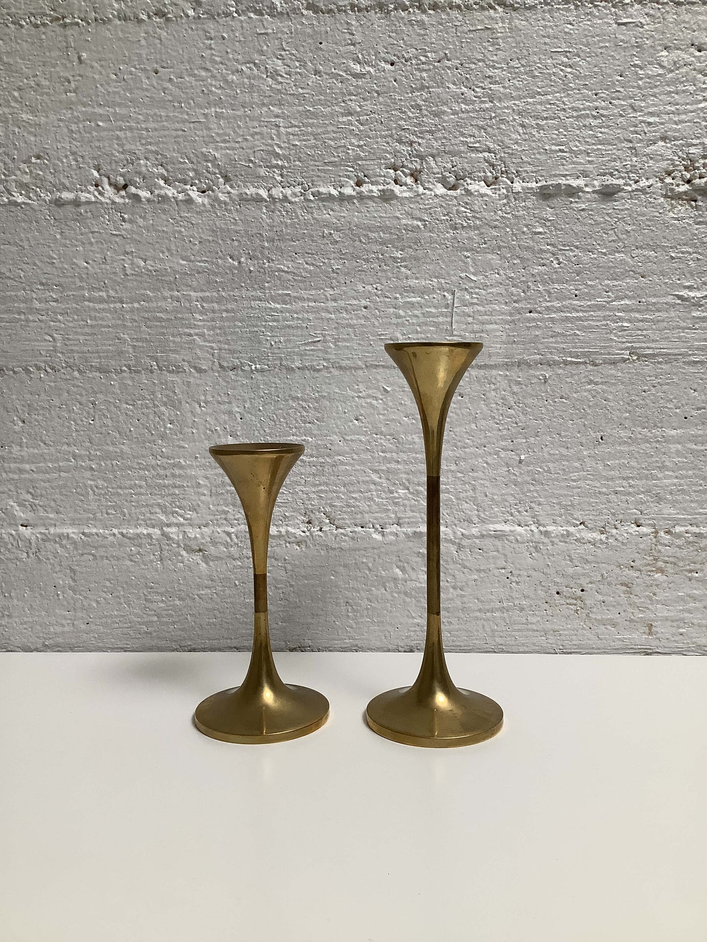 Messinkinen kynttilänjalkapari