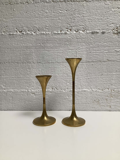 Messinkinen kynttilänjalkapari