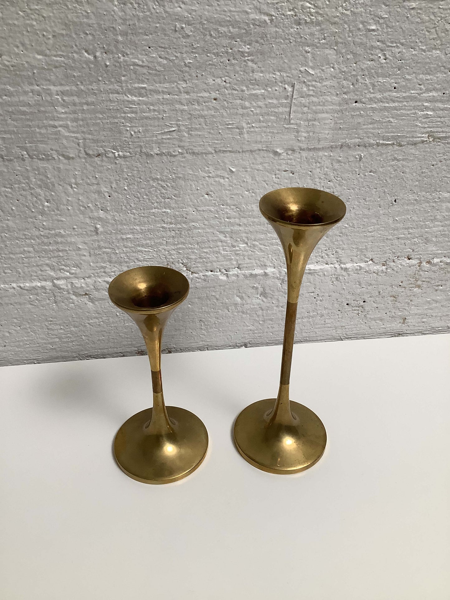 Messinkinen kynttilänjalkapari