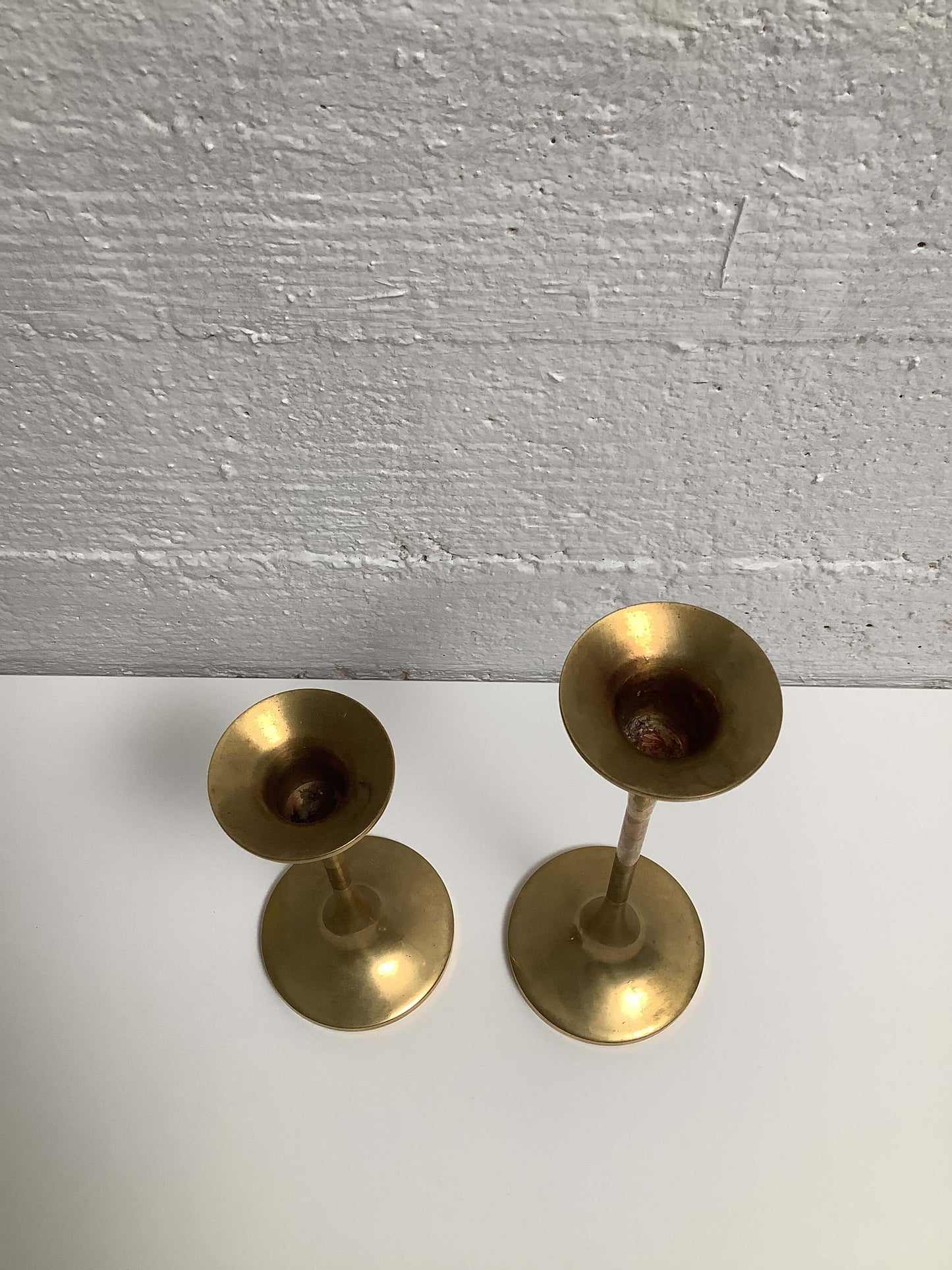 Messinkinen kynttilänjalkapari