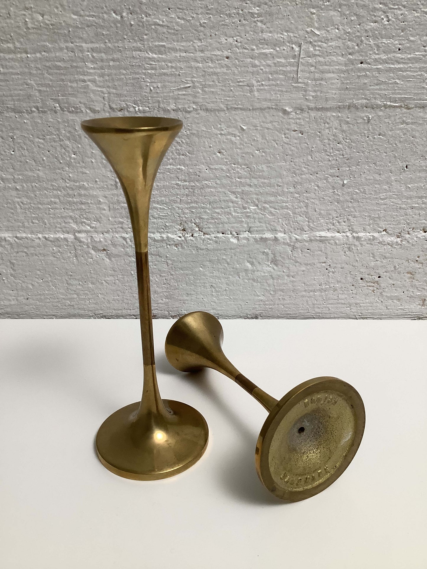 Messinkinen kynttilänjalkapari