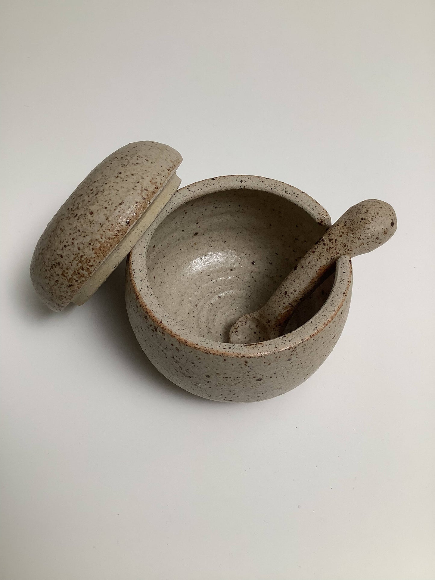 Keraaminen astia lusikalla