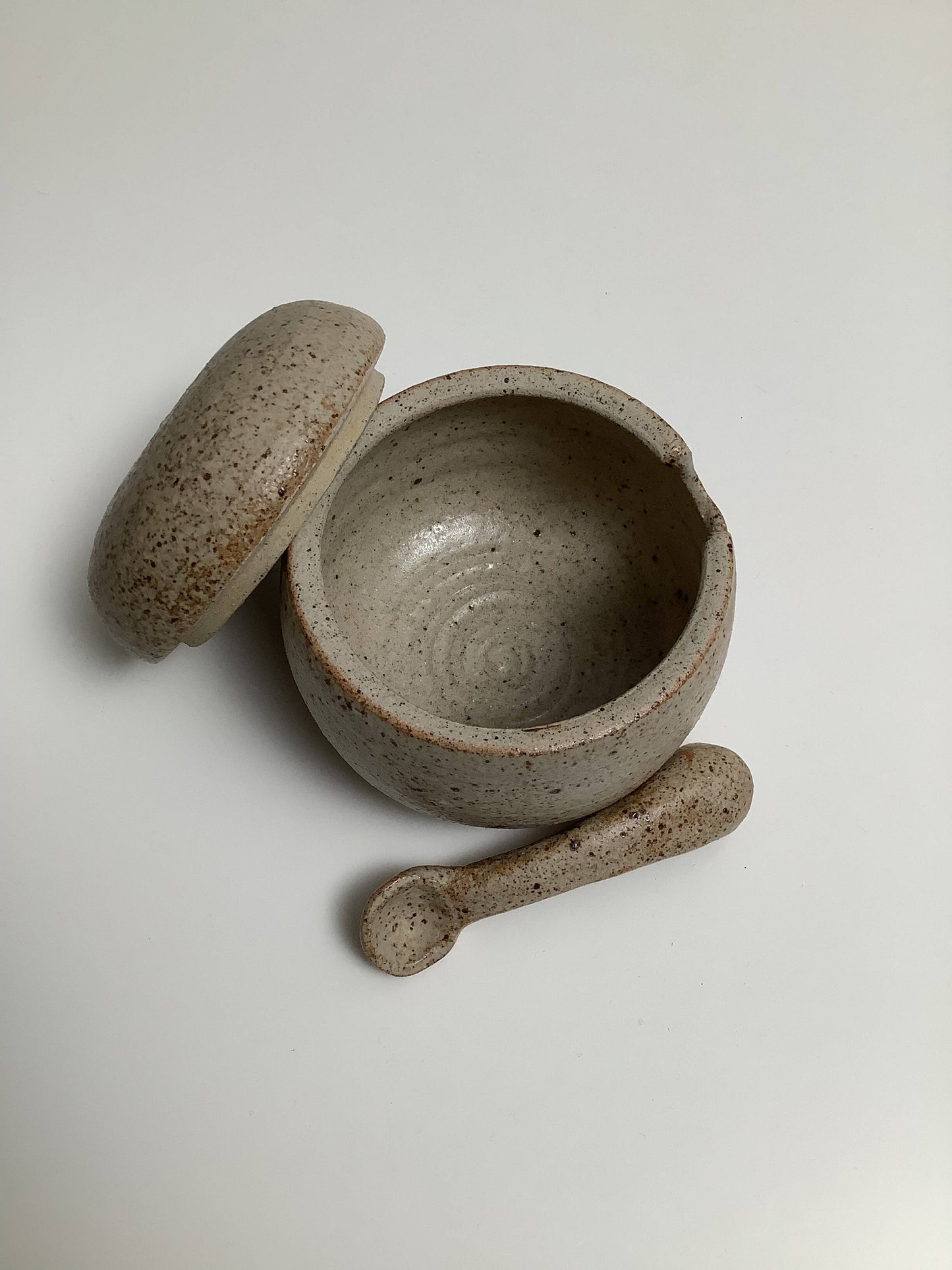 Keraaminen astia lusikalla