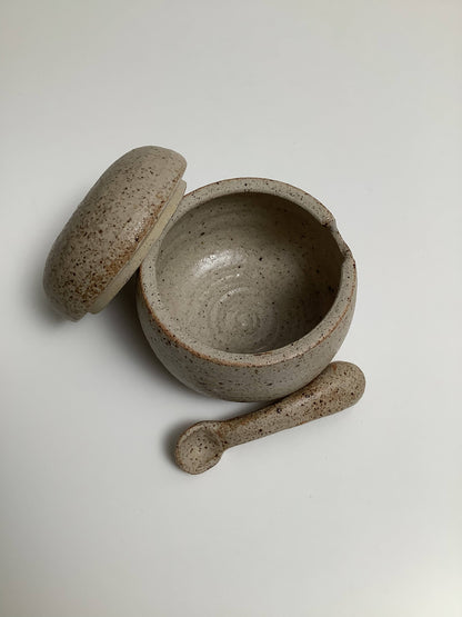 Keraaminen astia lusikalla