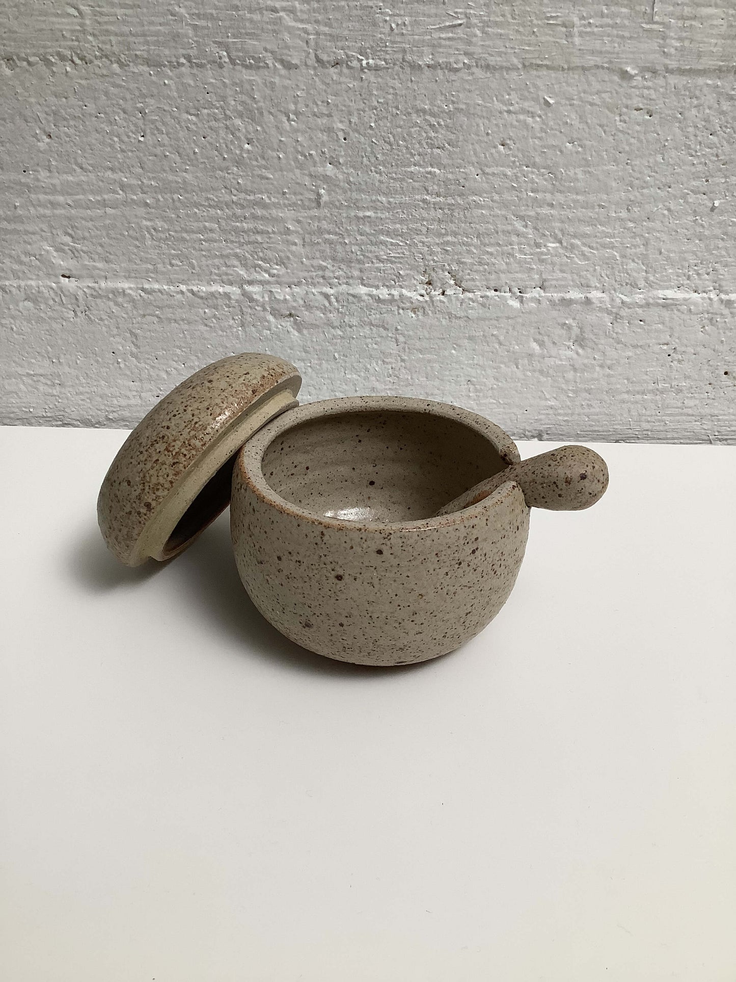 Keraaminen astia lusikalla