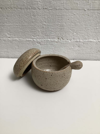 Keraaminen astia lusikalla