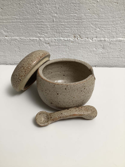 Keraaminen astia lusikalla