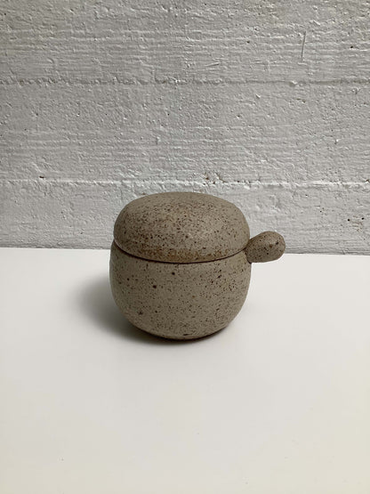 Keraaminen astia lusikalla