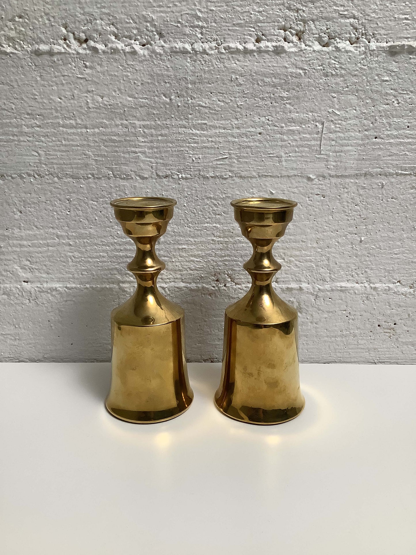 Messinkinen kynttilänjalkapari Boyes Metallkunst Denmark