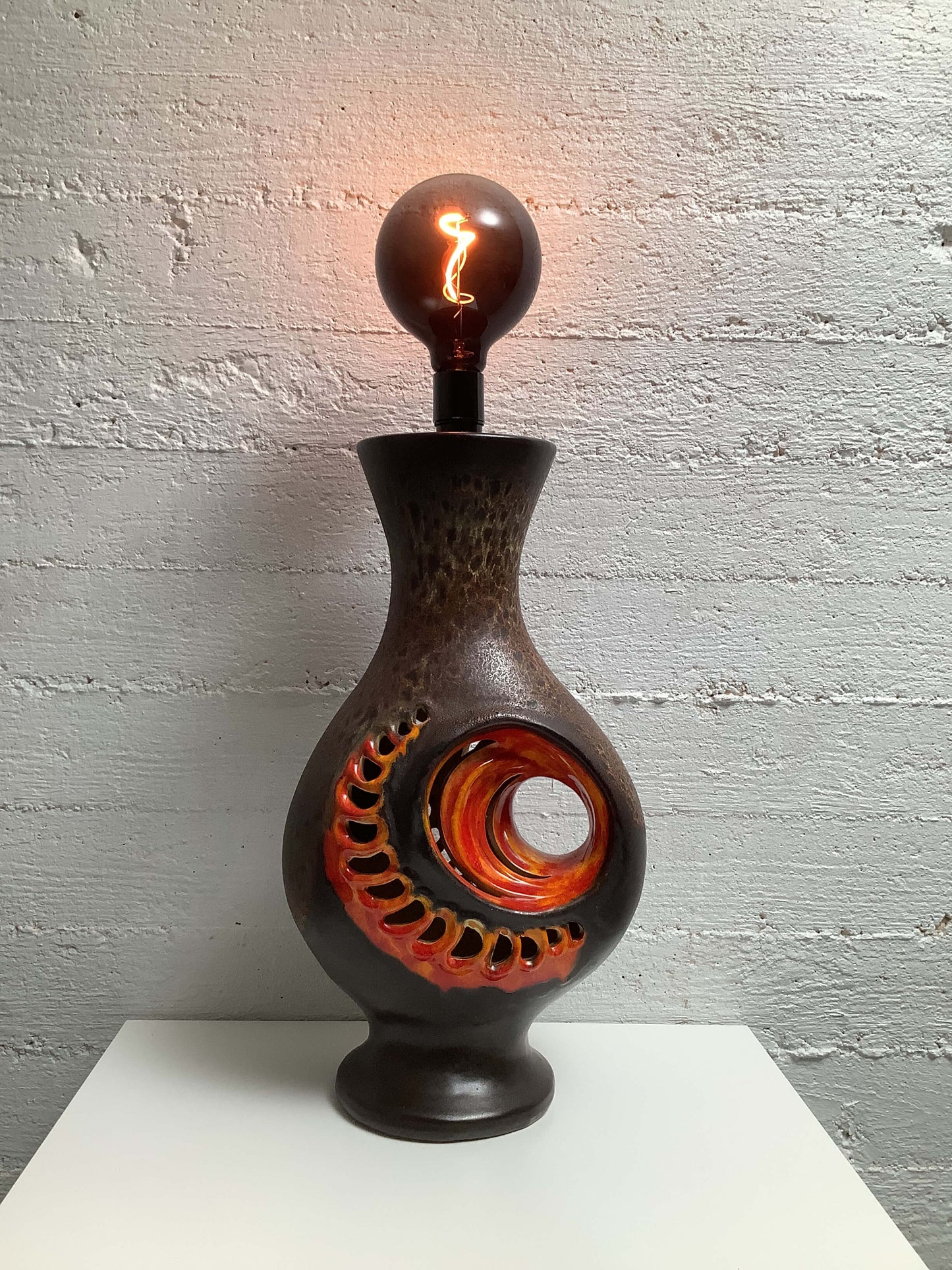 Walter Gerhards "Fat Lava" keraaminen valaisin