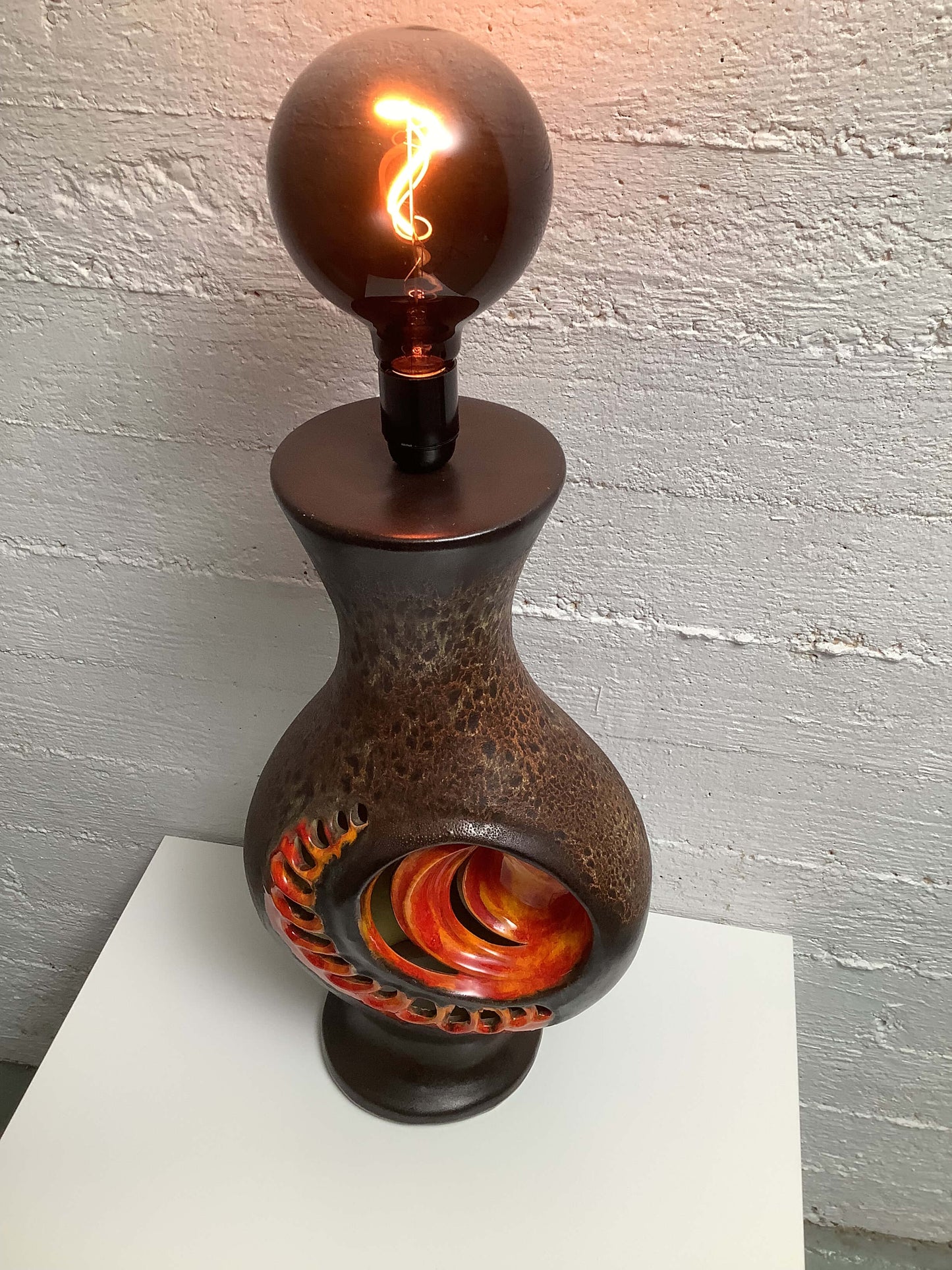 Walter Gerhards "Fat Lava" keraaminen valaisin