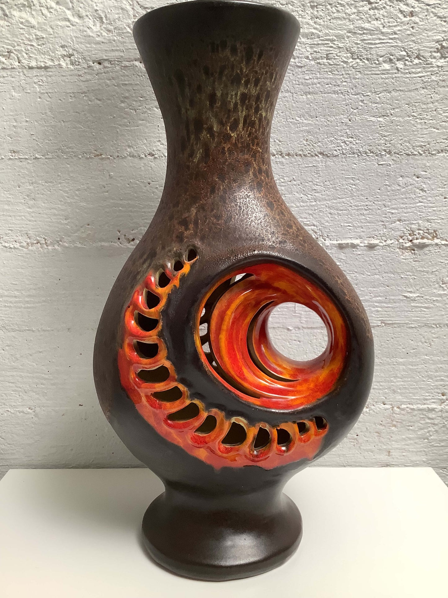 Walter Gerhards "Fat Lava" keraaminen valaisin