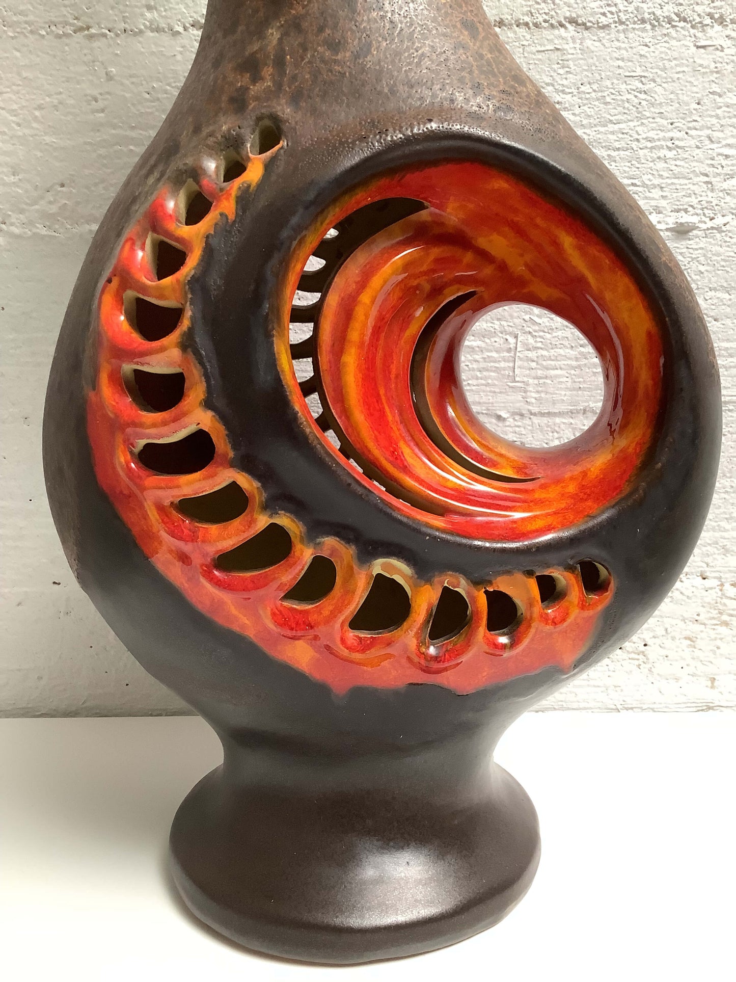 Walter Gerhards "Fat Lava" keraaminen valaisin