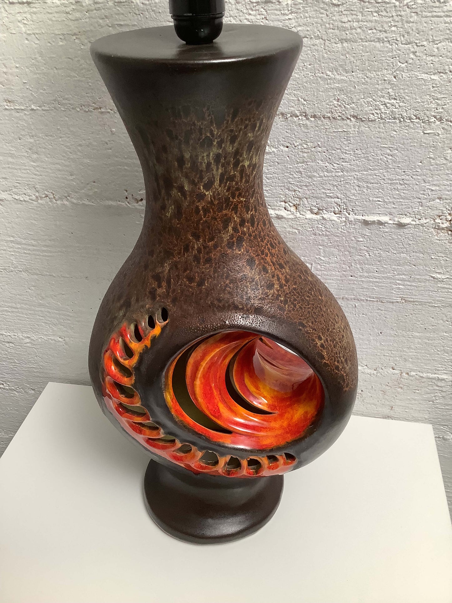 Walter Gerhards "Fat Lava" keraaminen valaisin