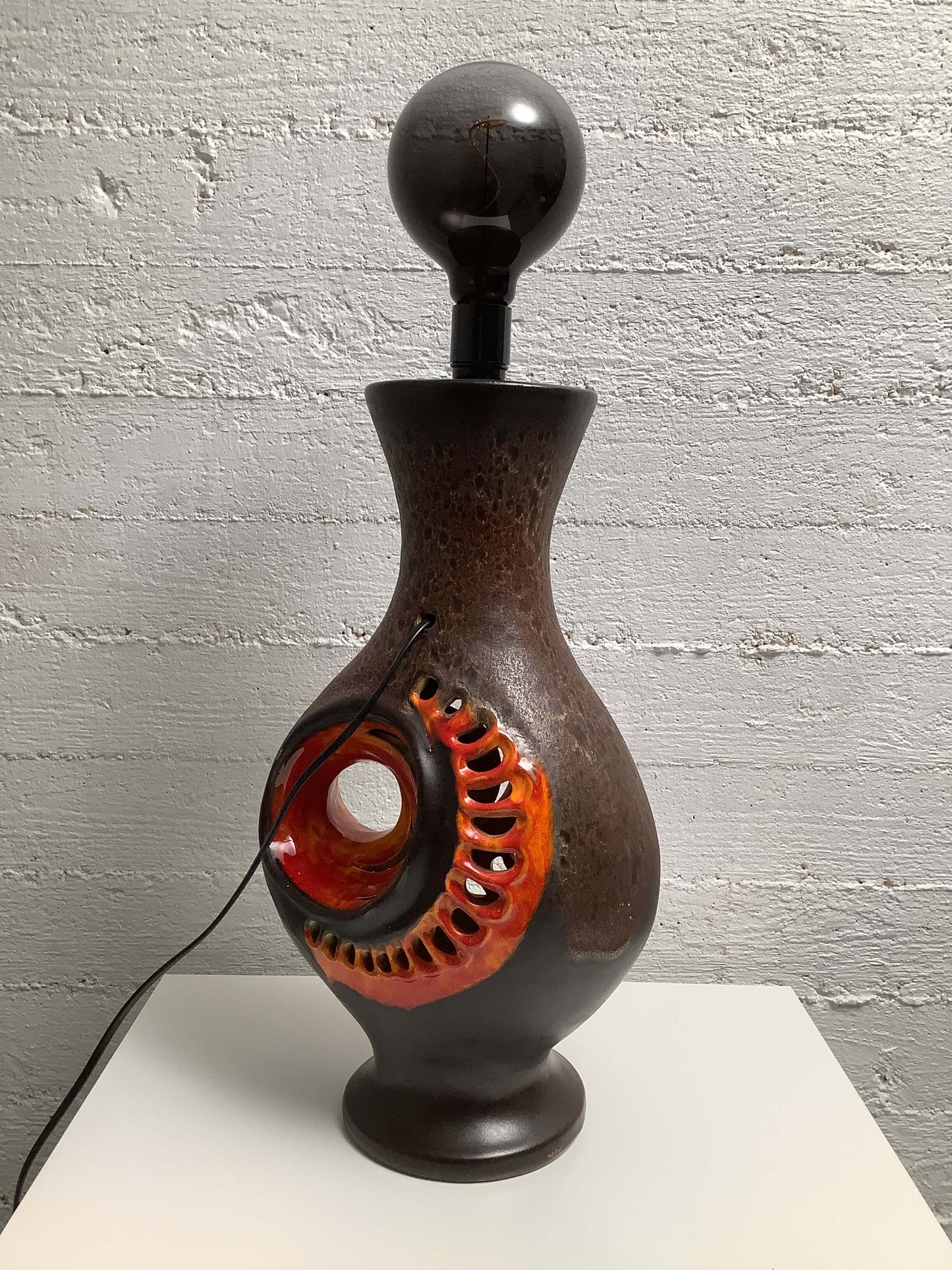 Walter Gerhards "Fat Lava" keraaminen valaisin