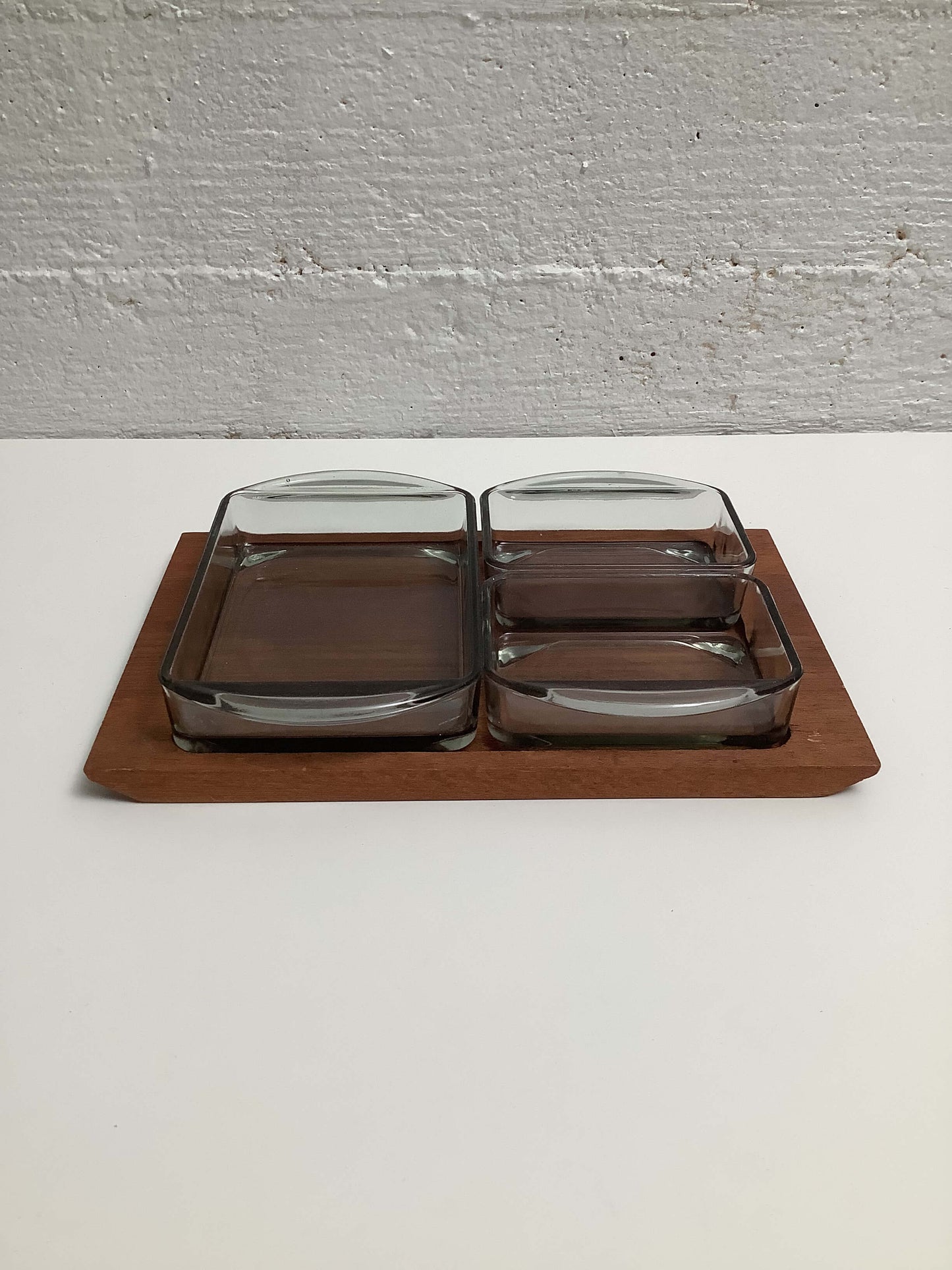 Tiikkinen tarjoiluastia, Kastrup Holmegaard 60-luku