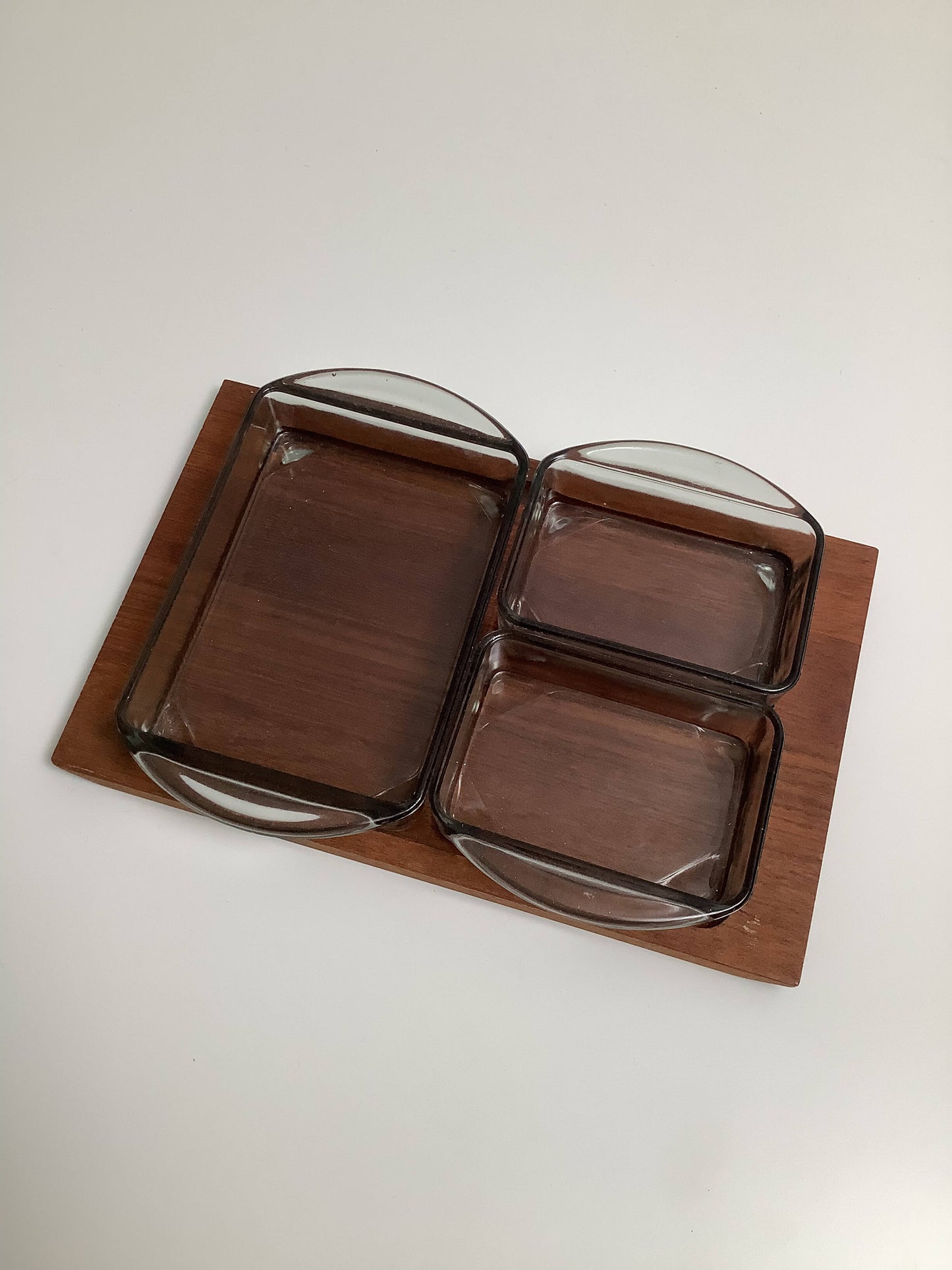 Tiikkinen tarjoiluastia, Kastrup Holmegaard 60-luku