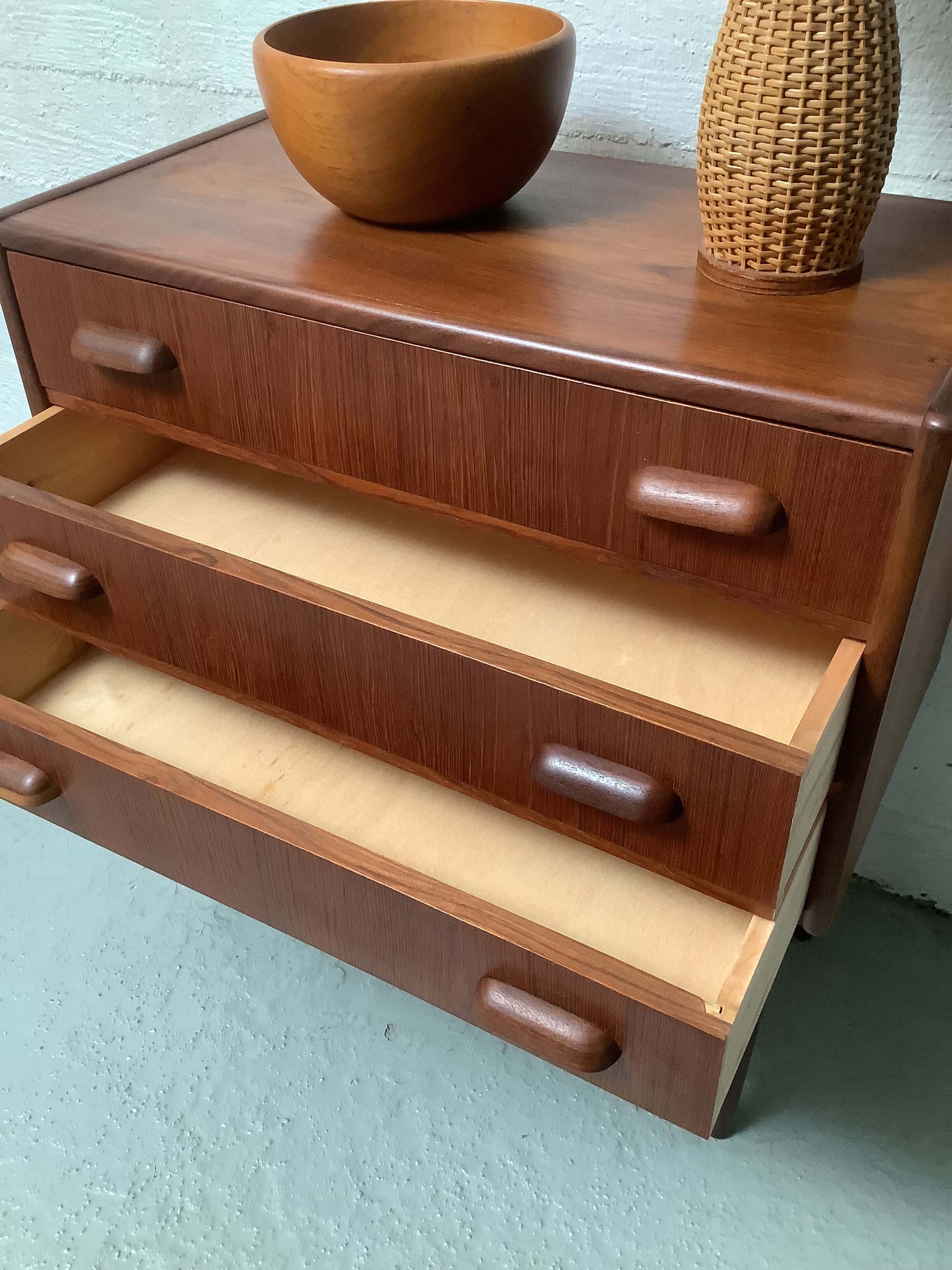 Teak lipasto 60/ 70-luku Tanska