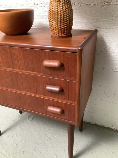 Teak lipasto 60/ 70-luku Tanska