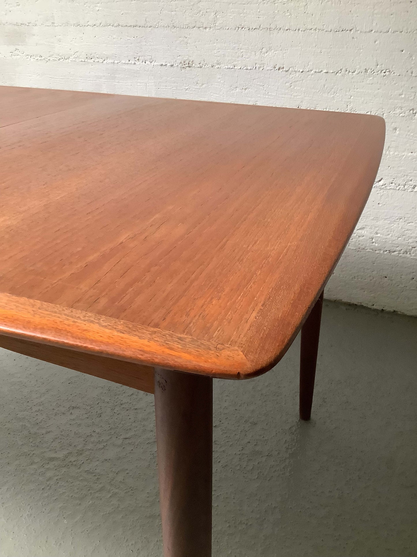 Tanskalainen 1960-luvun jatkettava teak- ruokapöytä