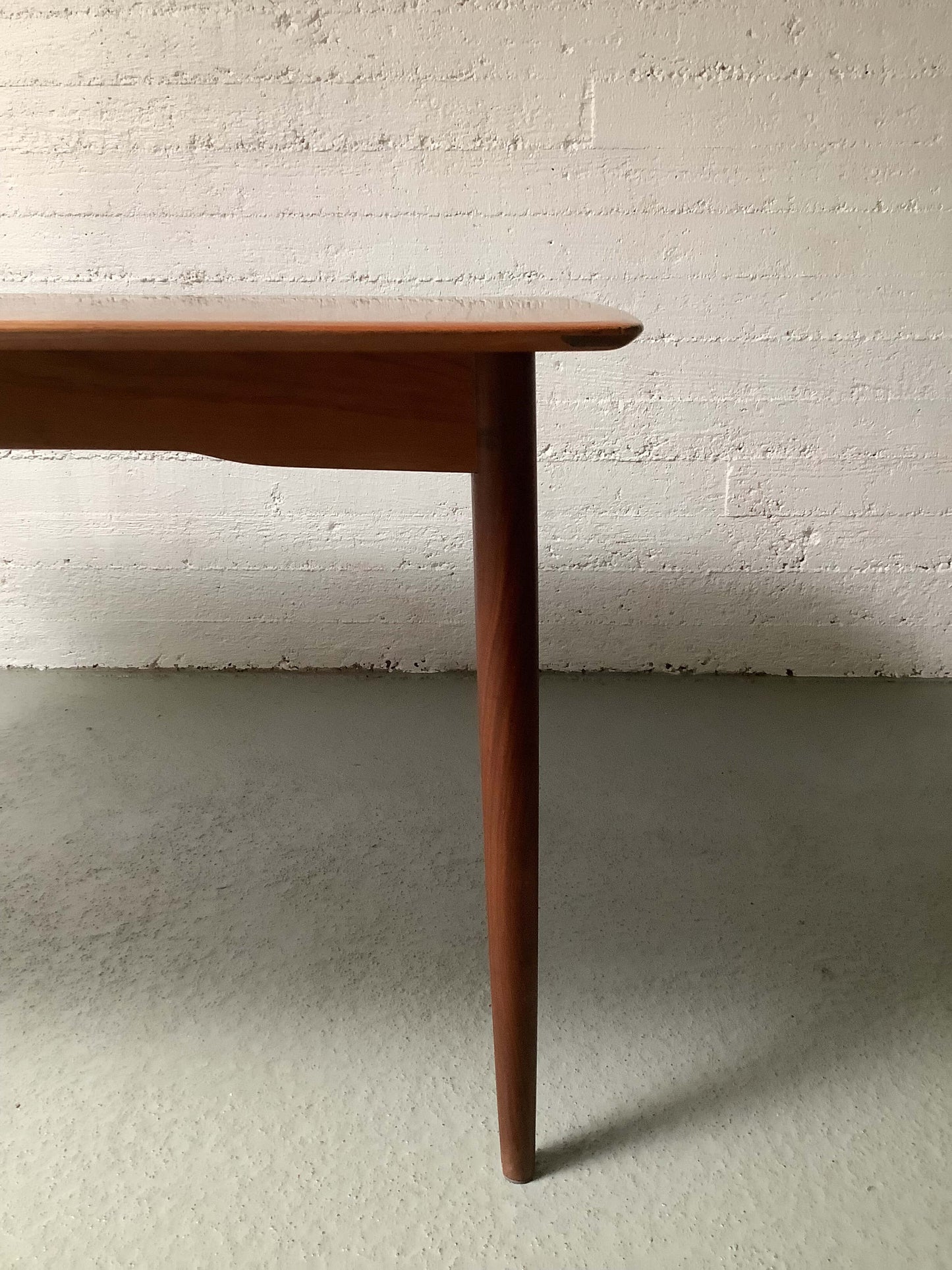 Tanskalainen 1960-luvun jatkettava teak- ruokapöytä
