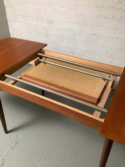 Tanskalainen 1960-luvun jatkettava teak- ruokapöytä