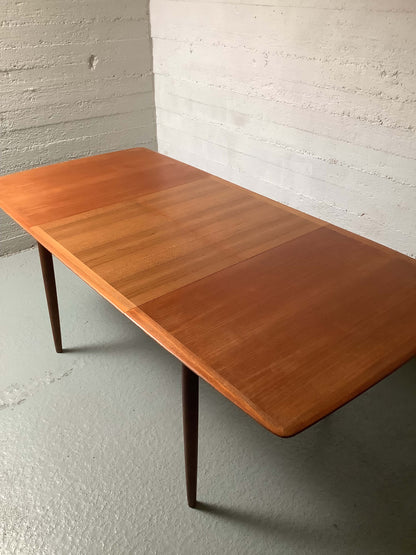 Tanskalainen 1960-luvun jatkettava teak- ruokapöytä