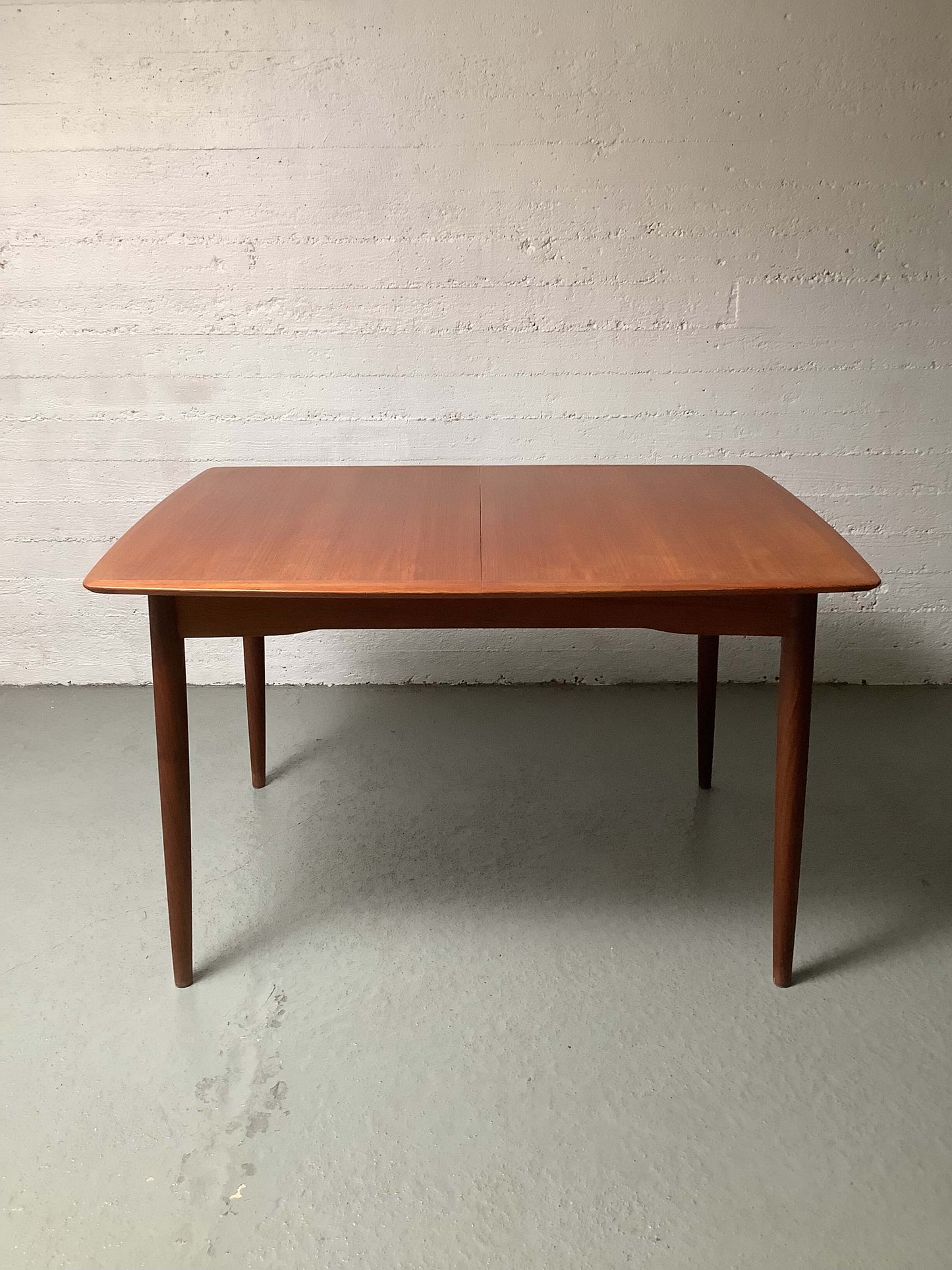 Tanskalainen 1960-luvun jatkettava teak- ruokapöytä