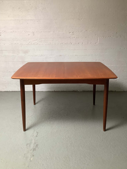 Tanskalainen 1960-luvun jatkettava teak- ruokapöytä