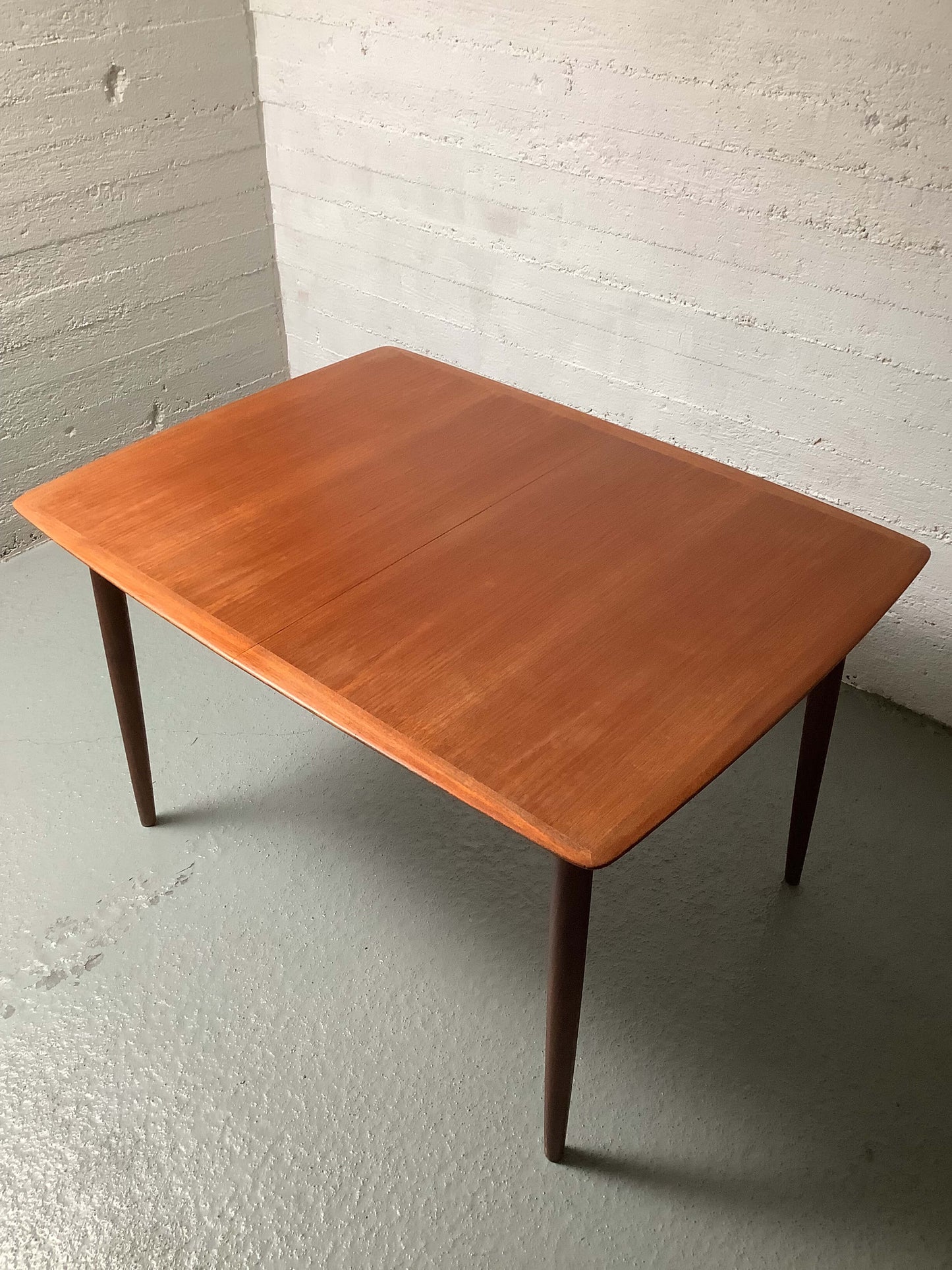 Tanskalainen 1960-luvun jatkettava teak- ruokapöytä