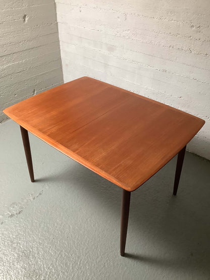 Tanskalainen 1960-luvun jatkettava teak- ruokapöytä