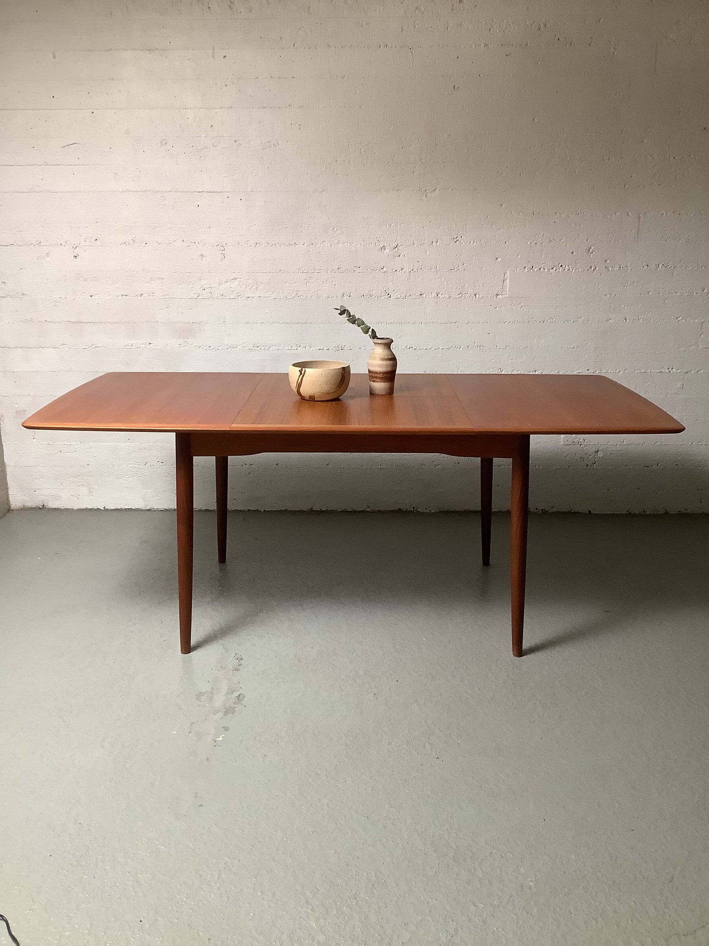 Tanskalainen 1960-luvun jatkettava teak- ruokapöytä