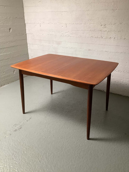 Tanskalainen 1960-luvun jatkettava teak- ruokapöytä