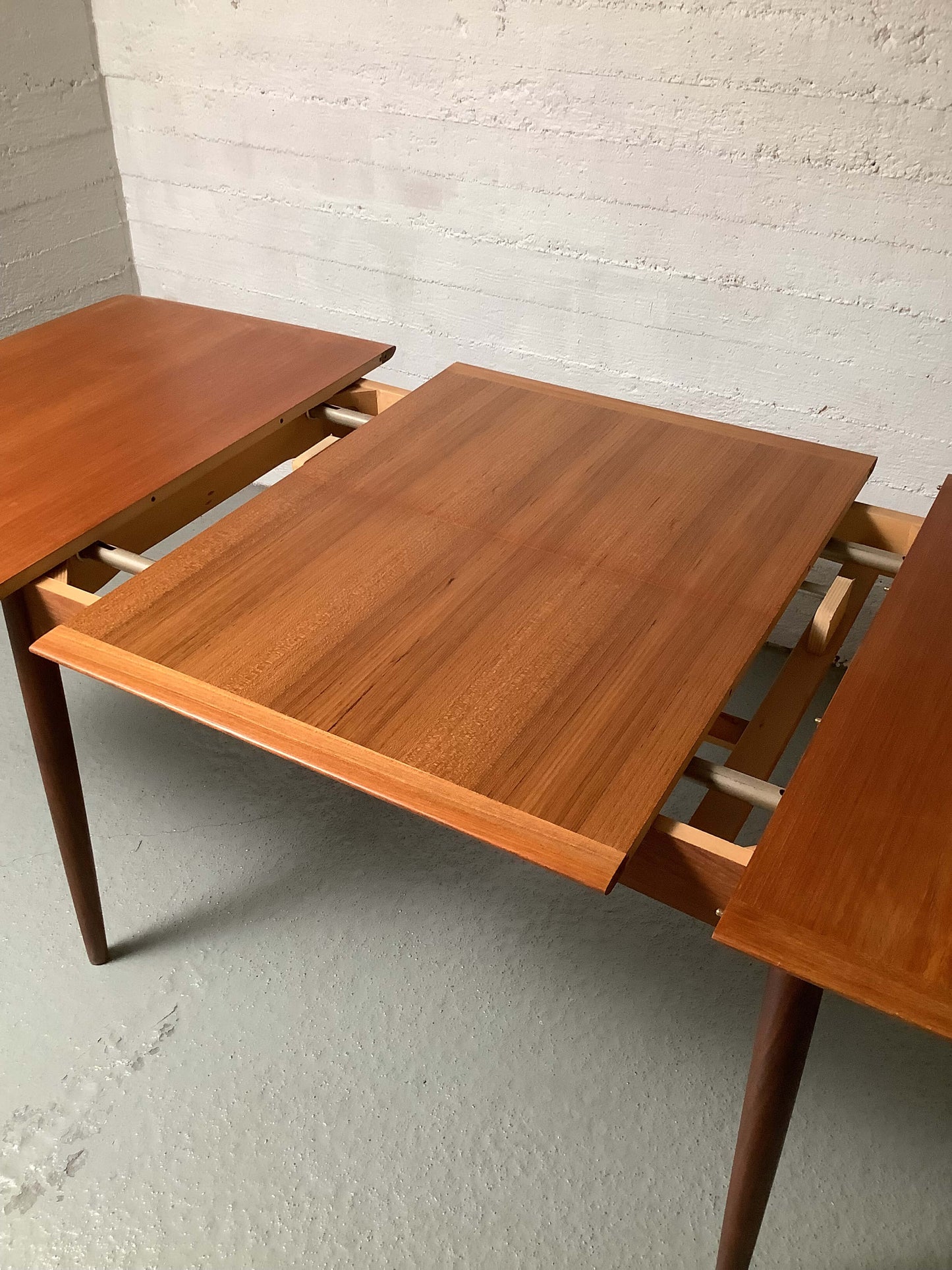 Tanskalainen 1960-luvun jatkettava teak- ruokapöytä