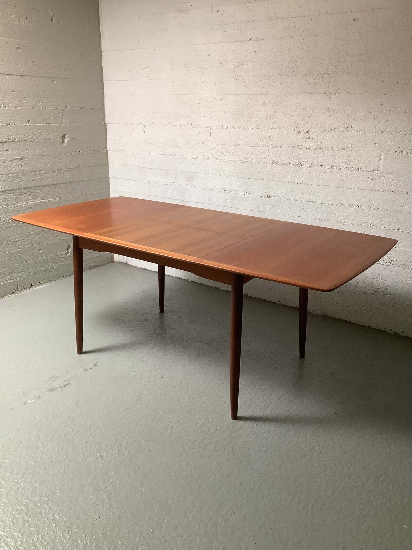 Tanskalainen 1960-luvun jatkettava teak- ruokapöytä