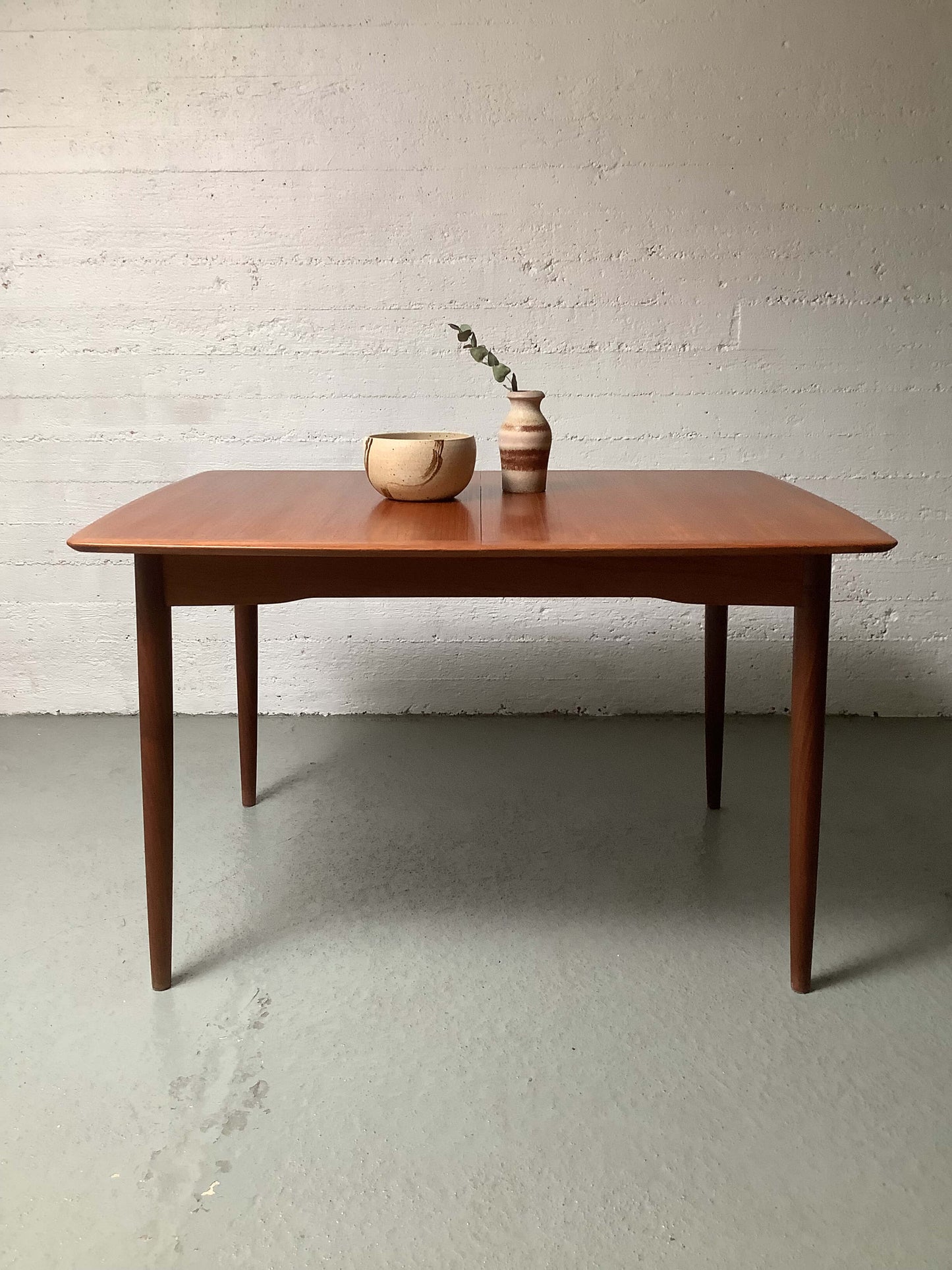 Tanskalainen 1960-luvun jatkettava teak- ruokapöytä