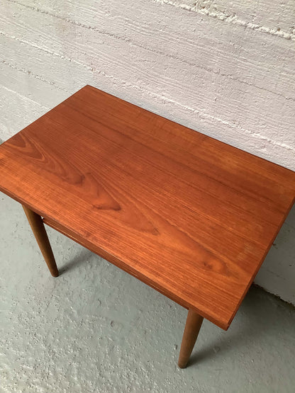 Tanskalainen teak sivupöytä 60-luku.