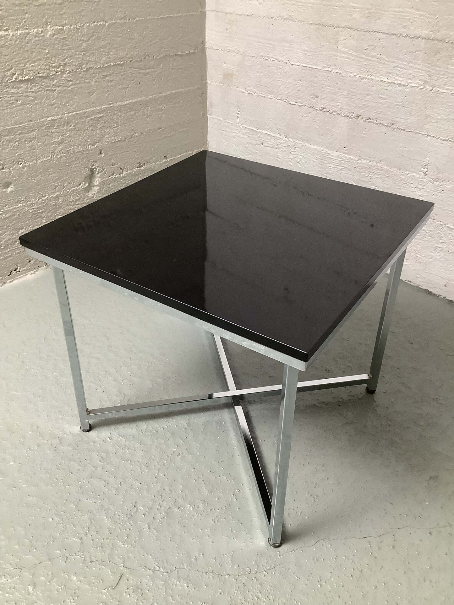 Art Deco tyylinen sivupöytä/pikkupöytä